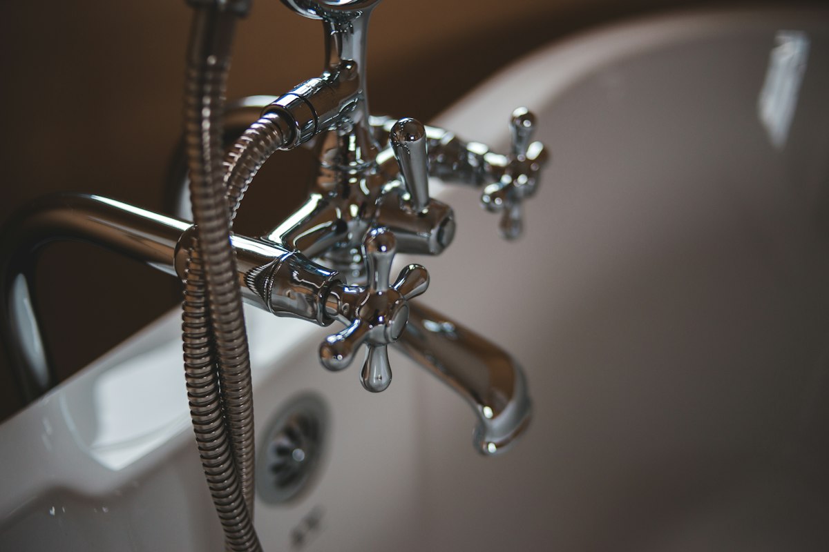High-Efficiency Gas & Electric Water Heater Installation & Seismic Restraints